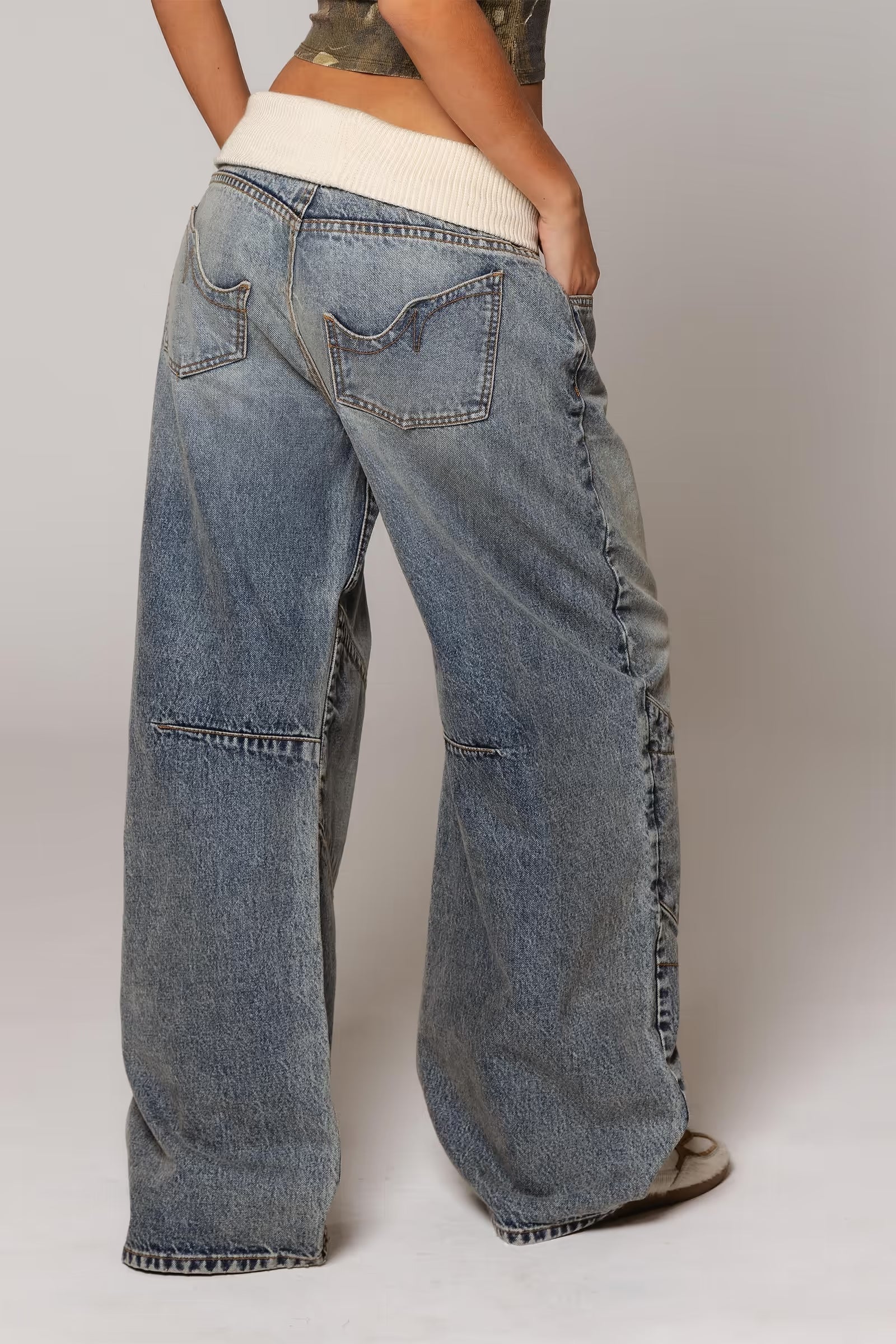 Retro street style washed distressed denim jeans for women, straight leg, loose fit, casual design
